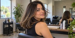 Várias cabeleireiras concordam: “Se você tem cabelo fino e sem volume, nem todas as camadas servem. As que mais favorecem são as camadas invisíveis, que não retiram densidade, mas dão movimento.”