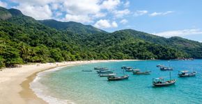 Entre montanhas cobertas pela Mata Atlântica, praias, ilhas e um antigo porto ligado ao Caminho do Ouro: a cidade colonial fluminense que preservou seu traçado do século XVIII e integra com Ilha Grande um patrimônio mundial de cultura e biodiversidade