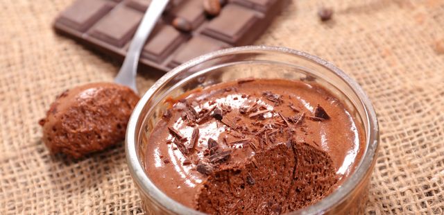 Só 4 ingredientes para fazer a melhor mousse de chocolate da sua vida