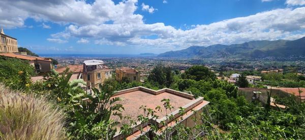 Monreale fica no alto do Monte Caputo