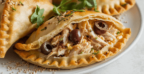 Tem frango desfiado em casa? Veja 3 receitas fáceis e ricas em proteínas para o lanche da tarde