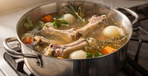 O caldo com maior teor de cálcio e colágeno: é um poderoso anti-inflamatório e auxilia na perda de peso