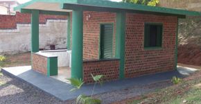 Materiais recicláveis viram casa e até biblioteca