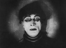 Featured side: A URGENTE, E JÁ ABSURDA, NECESSIDADE DE SE REAVALIAR “O GABINETE DO DR. CALIGARI”