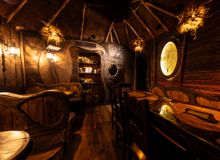 Featured side: Taverna Medieval comemora 10 anos com duelo de hambúrgueres, drinks premiados e música medieval