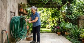 Para a mangueira do jardim durar anos: o macete não é a marca, mas nunca guardar enrolada no sol