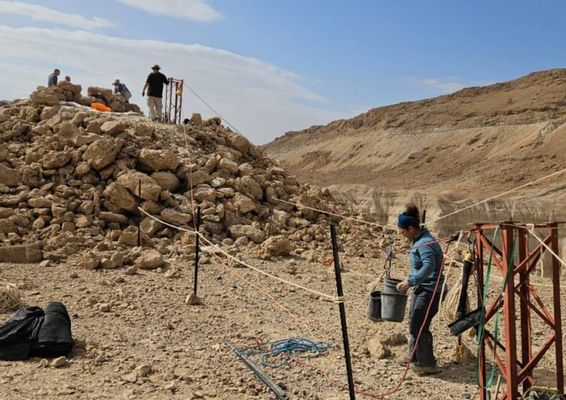 Voluntários trabalhando na escavação ao norte de Nahal Zohar