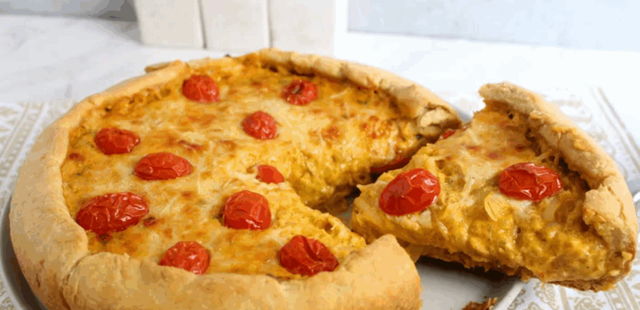 A receita de empadão cremoso de cebola que vai transformar o seu lanche da tarde