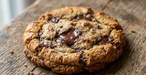 Fazer massa de torta com manteiga em temperatura ambiente facilita misturar os ingredientes, mas no Canadá a recomendação culinária é manter gordura e líquidos frios para conseguir uma crosta mais folhada