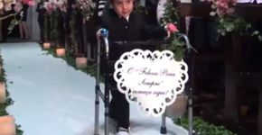 Menino entrega alianças em casamento de fisioterapeuta
