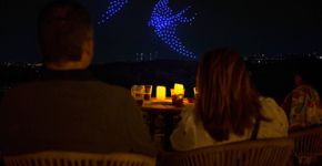 ‘DroneArt Show: Four Seasons’ colore céu de Curitiba com centenas de drones e quarteto de cordas à luz de velas