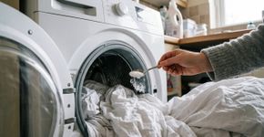 Várias especialistas em limpeza concordam sobre como lavar os lençóis brancos: “Para eliminar os odores, utilizo bicarbonato e coloco cerca de 30 gramas no tambor. Para amaciá-los, uso vinagre de limpeza na gaveta do amaciante.”