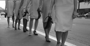 Performance ocupa ruas do centro de SP e questiona a figura feminina no mundo contemporâneo