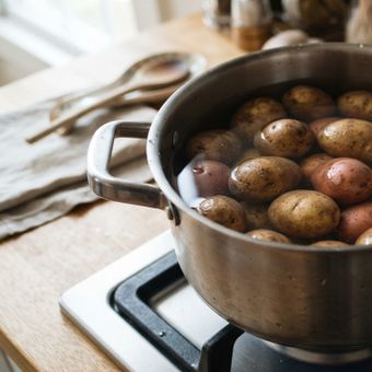 Featured mobile: As batatas não são mais cozidas direto em água fervente. O novo método é muito mais prático