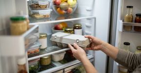 Guardar ovos na porta da geladeira parece mais prático, mas ali a temperatura varia mais: autoridades canadenses recomendam mantê-los na embalagem e na parte mais fria do refrigerador
