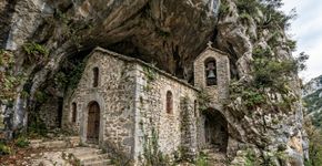 O vilarejo mais bonito para explorar a pé e conhecer uma igreja construída dentro de uma caverna protegida como patrimônio cultural