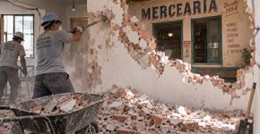 Casal remove uma parede durante a reforma de casa, encontra a fachada intacta de uma mercearia dos anos 1950 e localiza clientes que ainda lembravam do balcão