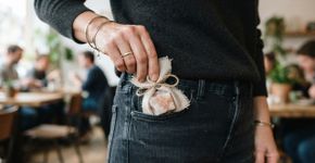 Carregar uma pedra de sal grosso no bolso: para que serve e por que tanta gente recomenda