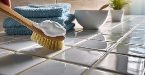 Rejunte amarelado fica branco com produto de banheiro que você usa todo dia