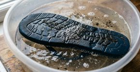 Chinelo de banheiro com mofo? Nunca deixe de molho na água sanitária: coloque em água com percarbonato de sódio para limpar as manchas