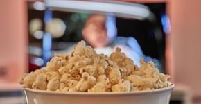 Estudos revelam que comer vendo TV aumenta risco de engordar