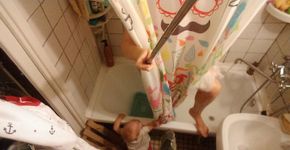 Mãe registra seu dia a dia com bebê usando pau de selfie