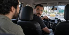 Motorista inicia a primeira corrida do dia, reconhece no meio da rua o homem que salvou sua vida anos antes e pede autorização à passageira para parar o carro