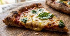 Pizza vegana: em vez de usar muçarela, cozinheiros recomendam queijo vegetal de amêndoas, que deixa a cobertura cremosa sem ingredientes de origem animal