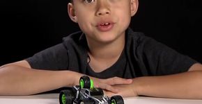 Menino de 8 anos fatura milhões avaliando brinquedos em vídeos no YouTube