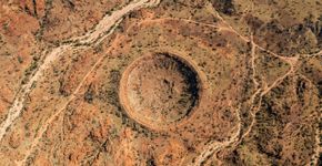 Em 2007, um geólogo australiano navegando no Google Earth avistou um círculo de 850 pés no interior do país; perfurações posteriores confirmaram uma cratera de meteorito de ferro