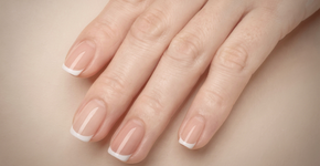 Cansada da mesmice nas unhas? Conheça a micro francesinha, a tendência que vai renovar seu visual