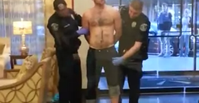 Policial apalpa procurando uma arma, mas encontra outra coisa
