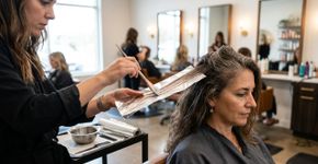 Adeus à tintura de cabelo: essa tendência cobre os cabelos brancos e ajuda você a parecer mais jovem