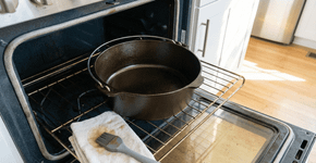 Panela de ferro grudando? O truque do forno que cria um antiaderente natural