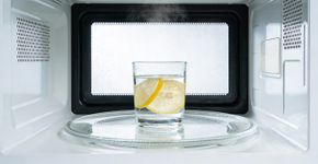 O truque do copo d’água que fará seu micro-ondas soltar a sujeira sozinho