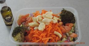 Jovem cria delivery de saladas feitas por moradores de favela