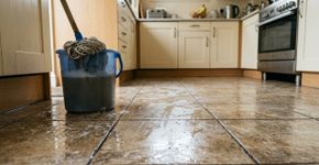 O piso da cozinha ficou com aspecto engordurado mesmo depois de passar pano? Este detalhe pode explicar