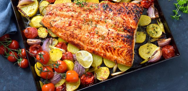 Prepare um peixe assado com legumes leve e delicioso