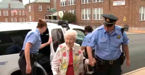 Idosa de 102 anos realiza sonho de ser presa