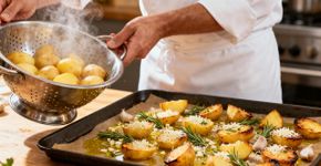 As batatas assadas ficam mais saborosas se você parar de cozinhá-las em água fervente e usá-las em um único utensílio melhor
