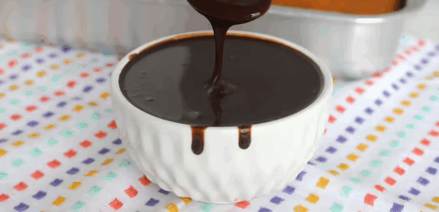 Calda de chocolate fácil de preparar e sem leite condensado
