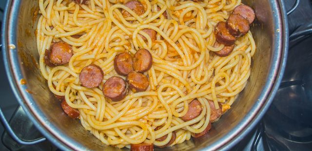 Macarrão com calabresa fácil e cheio de sabor