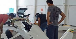 Avião projetado por estudantes mineiros bate recorde de velocidade