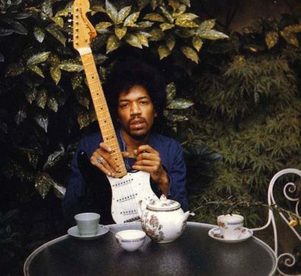  Jimmi Hendrix e sua inseparável guitarra, um dia antes de morrer 