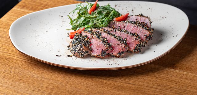 Atum crocante com quinoa: fácil, rápido e nutritivo