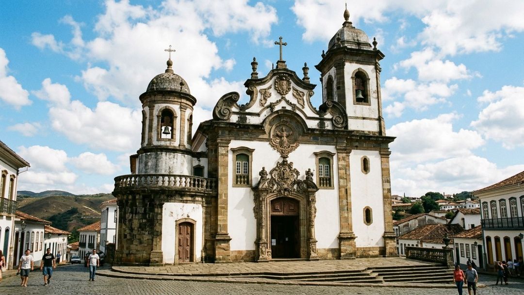 A corrida do ouro no século dezoito moldou o relevo acidentado de Vila Rica, transformando-a em um vibrante polo administrativo.