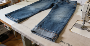 A barra de calça jeans que virou tendência porque mantém o acabamento original da fábrica