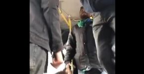 Bolsonaristas jogam pedras em ônibus escolar e agridem estudante
