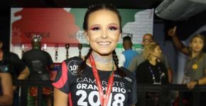 Larissa Manoela aparece com pochete ‘básica’ de R$ 5 mil