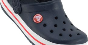 Crocs lança versão com plataforma e recebe críticas